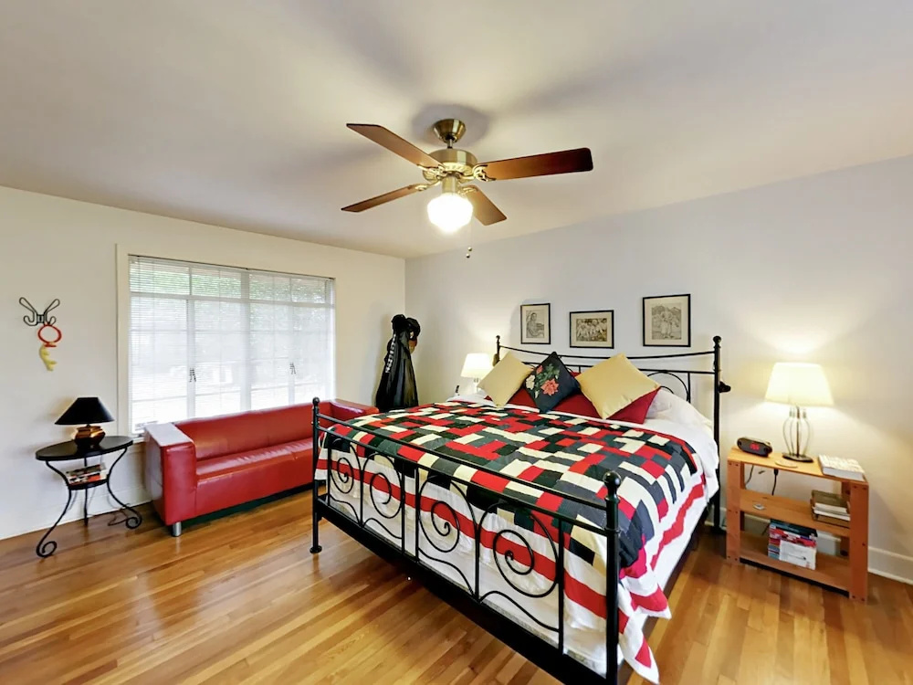 Light-Filled Charmer - 2 Br Home