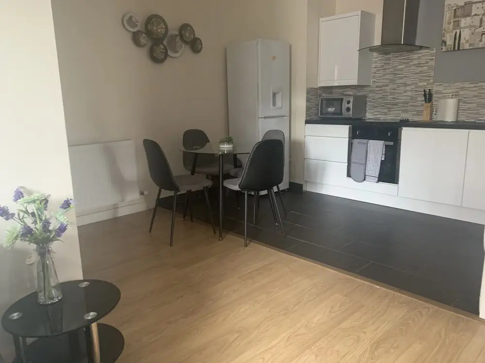 Absolute Stay in Sherwood-free Parking-east Midlands Airport-contractors-family