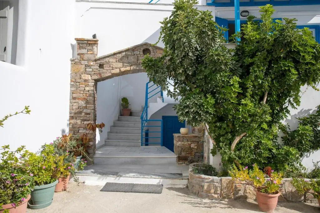 Flora Apartments & Studios