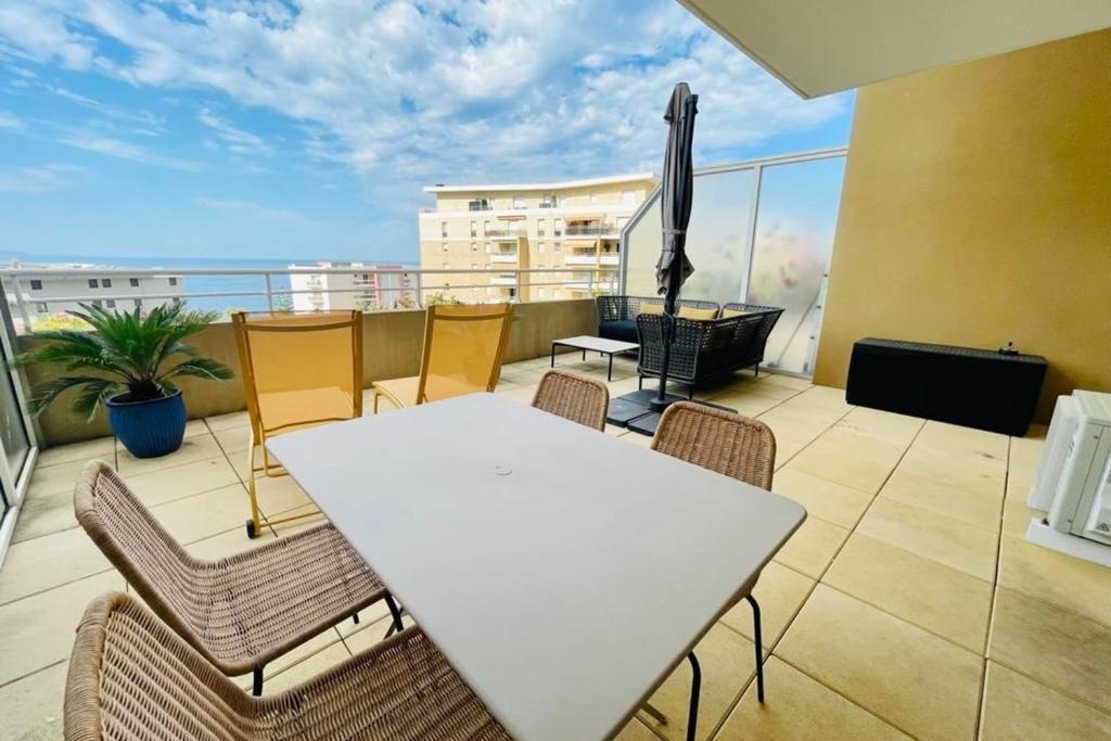 Magnificent 40m With Terrace And Sea View