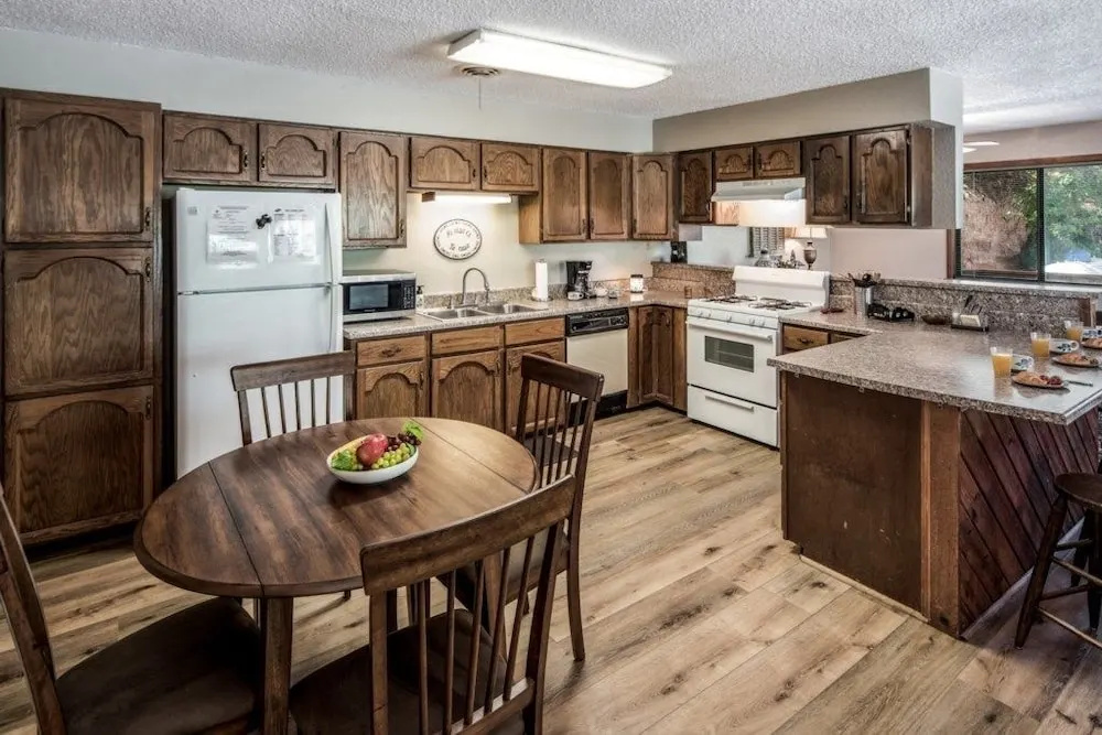 English - Three Bedroom Cabin