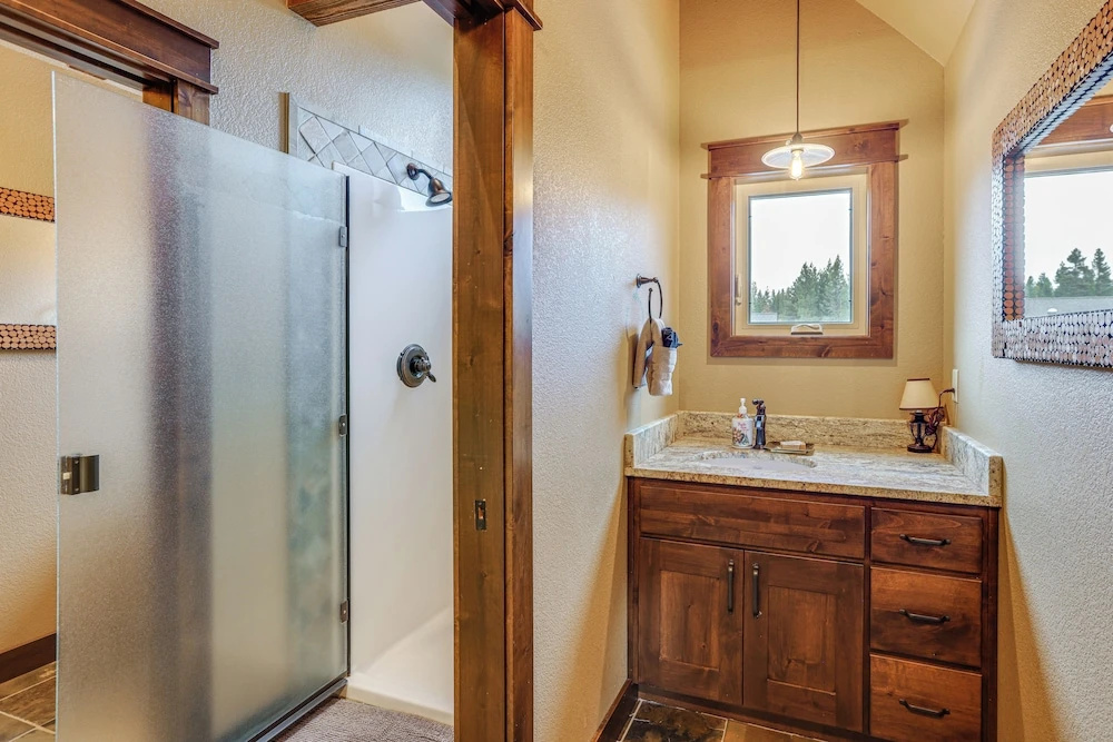 Hot Tub & Dock: Deschutes River All-season Retreat