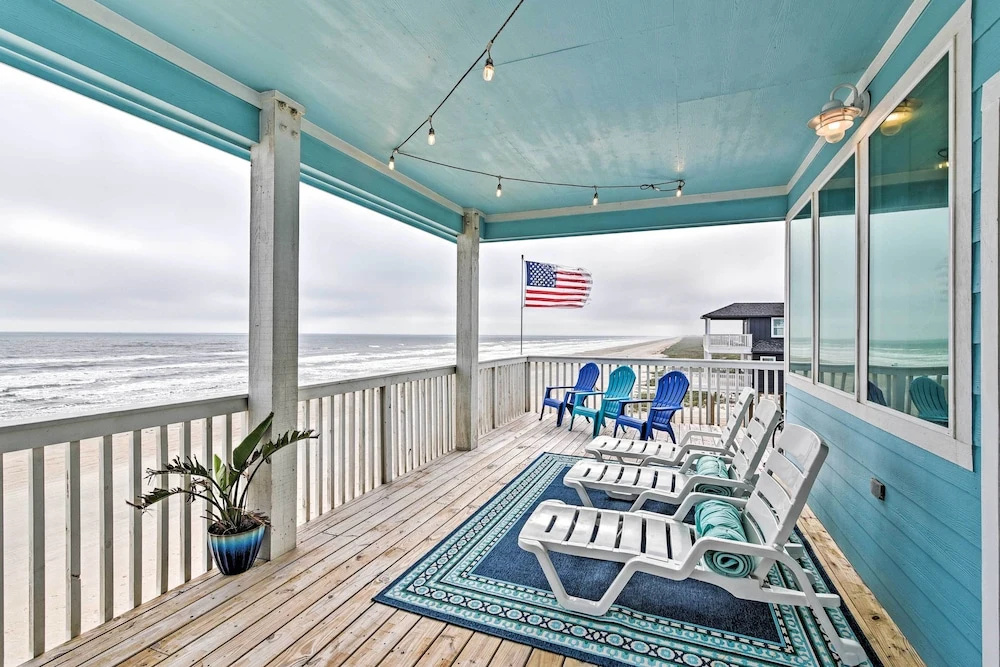 Beachfront Retreat: 16 Mi to Dtwn Freeport!