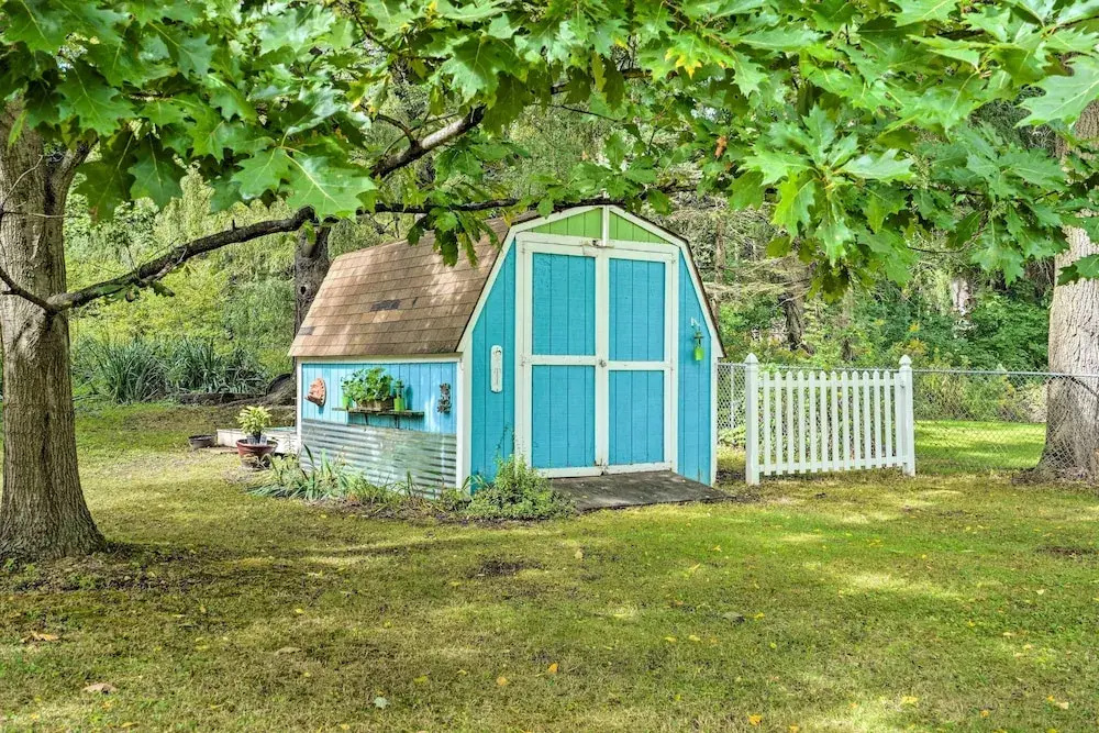 Darling Cottage ~ 1 Mi to Lake Erie Beach!