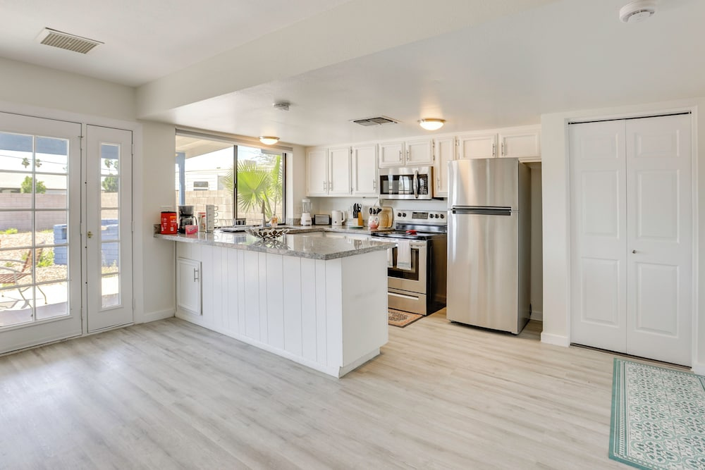 Near Innovation Corridor: Phoenix Home w/ Patio