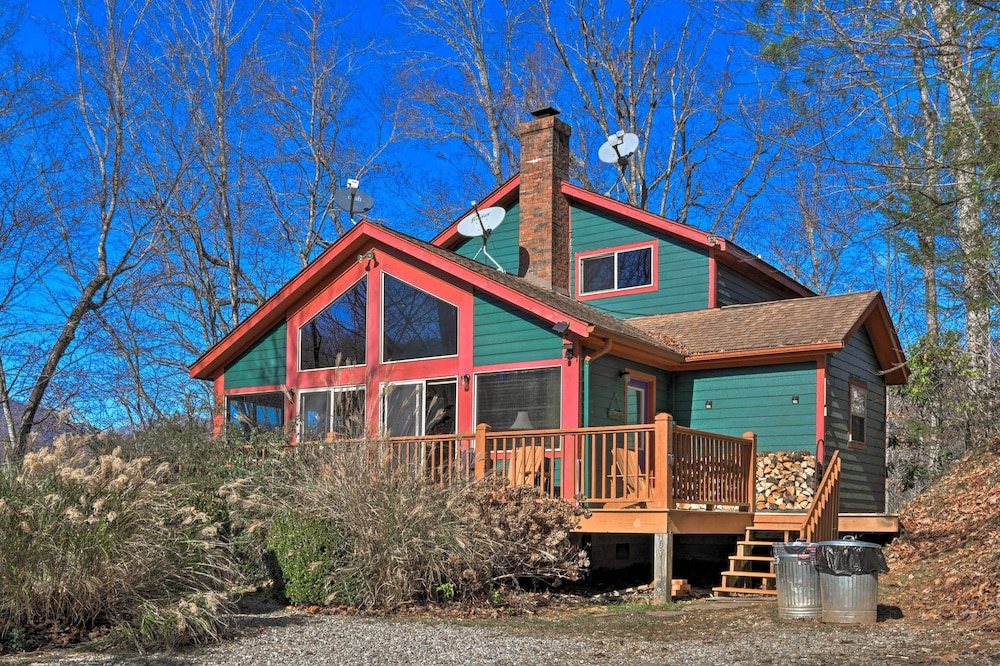 North Carolina Escape w/ Deck, Grill & Fire Pit!