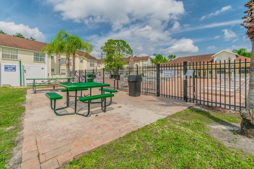 ​Near Theme Parks! Potter's Castle! Gorgeous, 3 BR's, Sleeps 8, Pool!