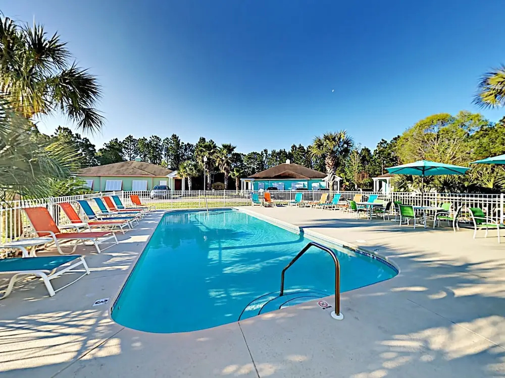 Natures Haven - Updated W/ Pool & Lake 3 Bedroom Condo