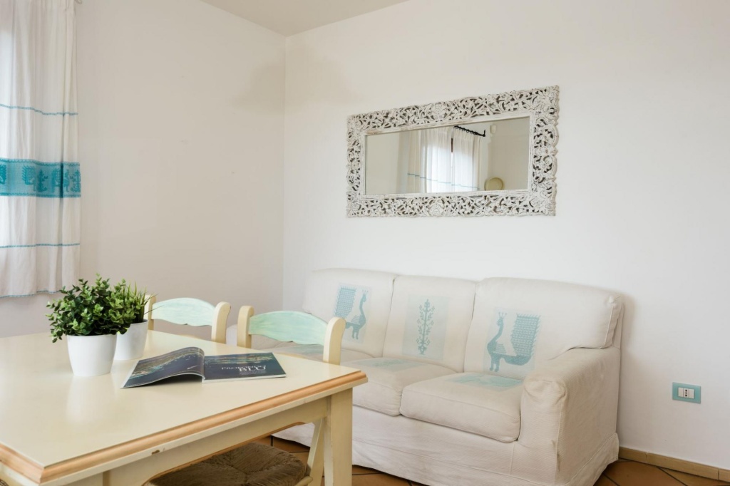 The apartment with garden and sea view  has 1 double bedroom and a twin bedroom, a bathroom with sho-Pedra Rosa A1