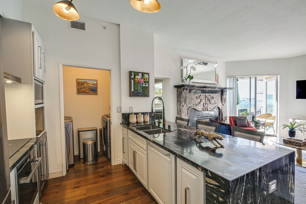 Luxe Long Beach Condo w/ Pool: 1 Mi to Shoreline!