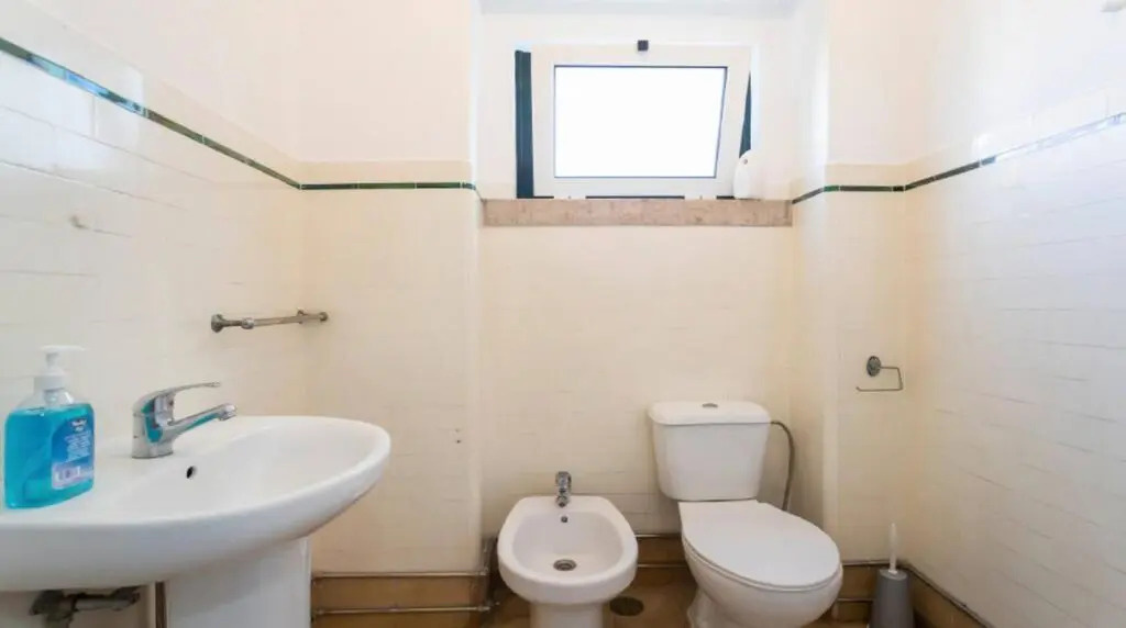Brand new fully furnished hostel just 20 meters from Anjos metro station - 9