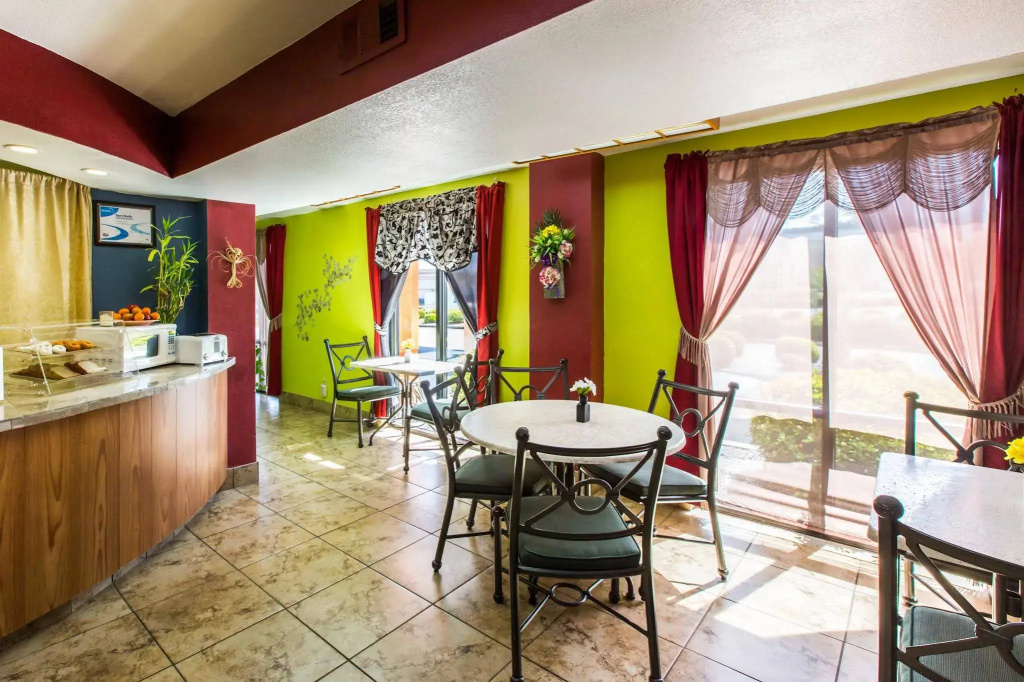 Econo Lodge Inn & Suites Macon North