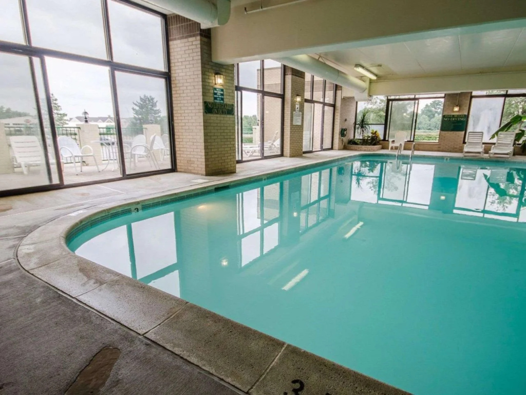 Clarion Pointe Louisville East