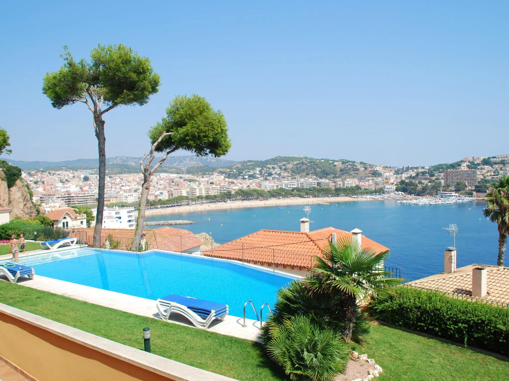 Apartment with joint pool and fantastic sea view