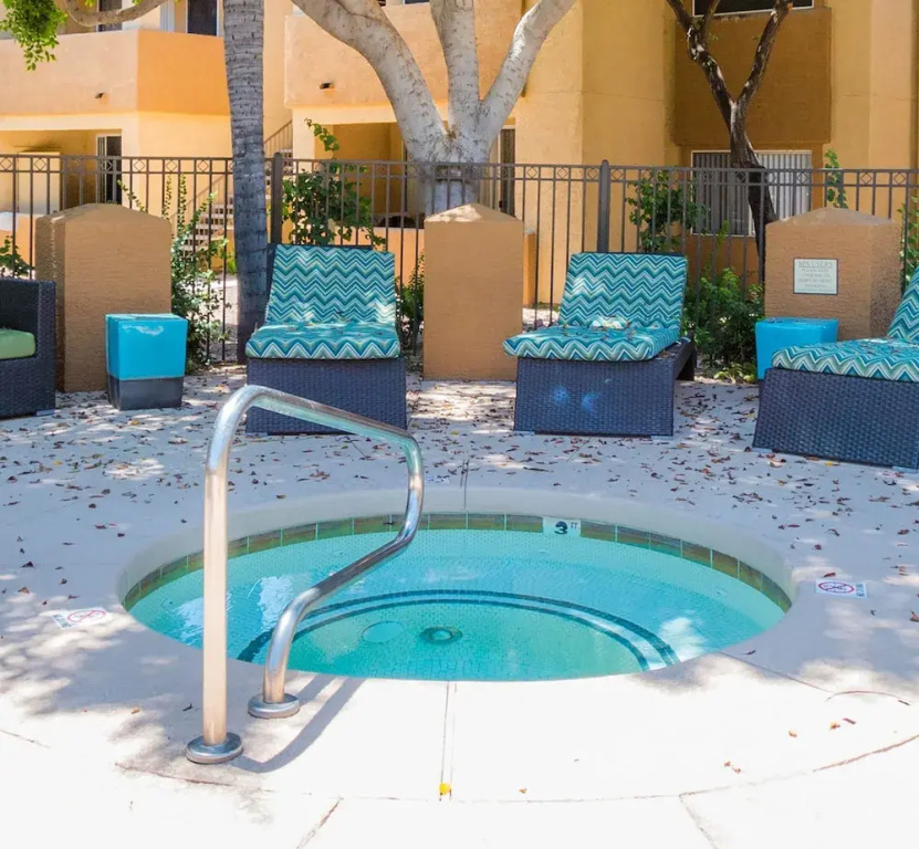Executive King, Close to Shops, Dining, Golf w Parking 1064