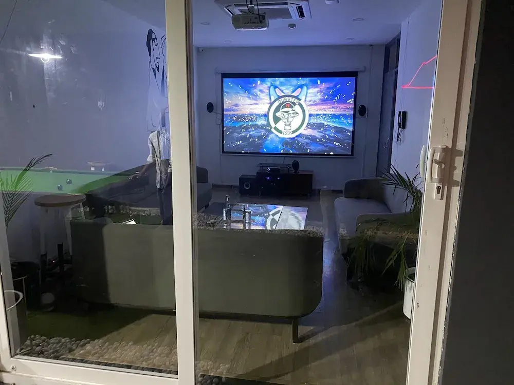 BK Studio And Rooms Near Huda City Centre