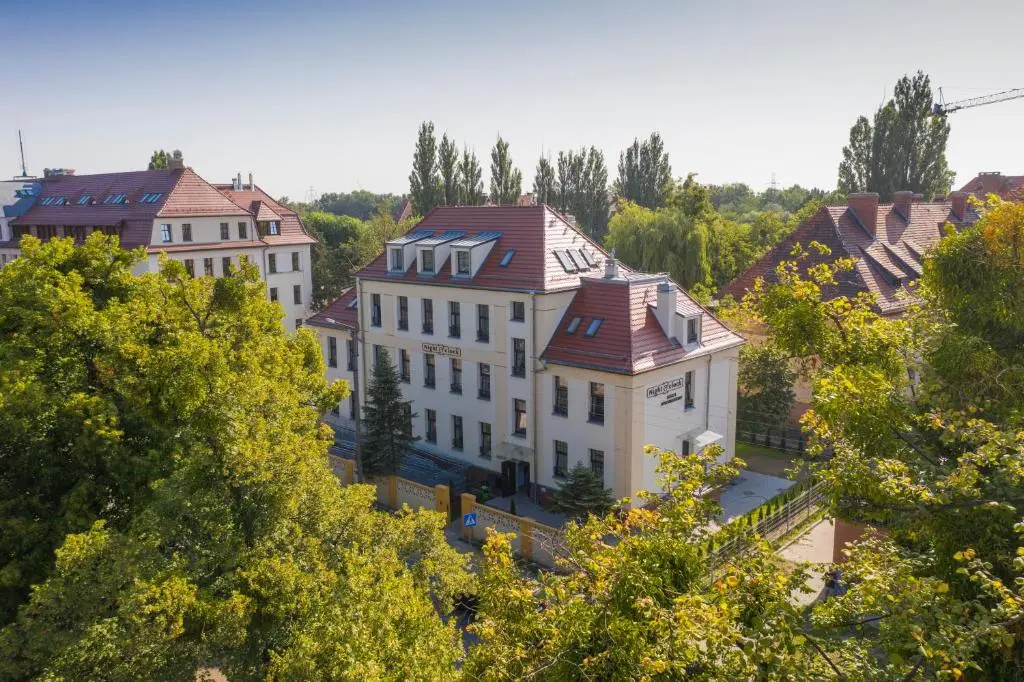 Hostel "Night o'clock" - restauracja, parking i darmowa siłownia