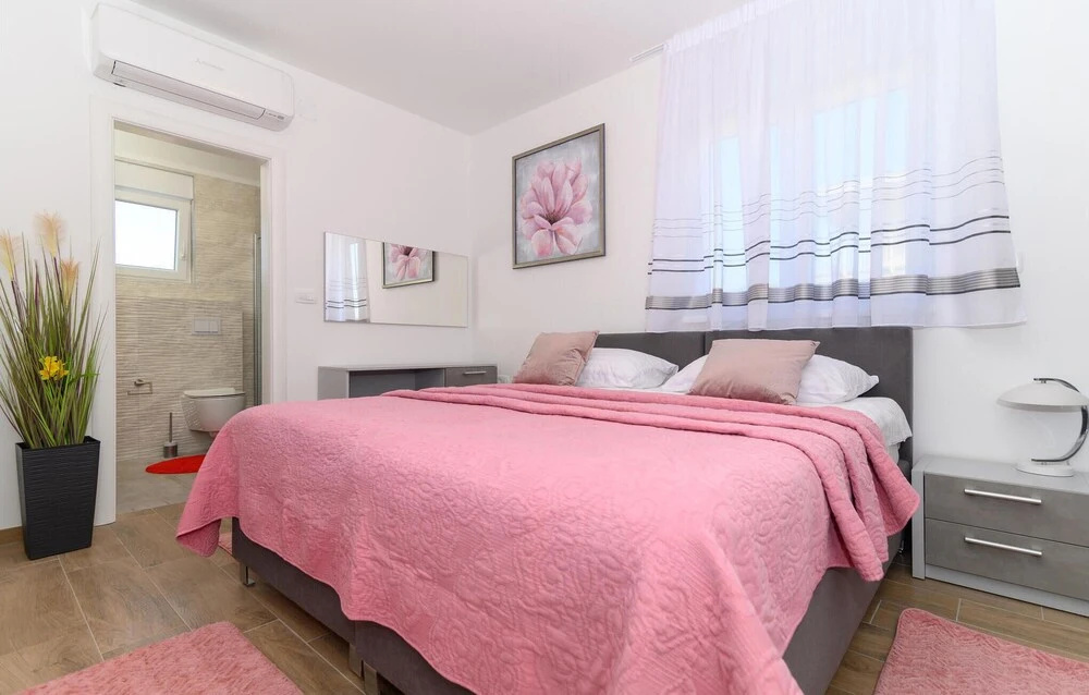 Beautiful Apartment in Seget Donji With Wifi and 2 Bedrooms