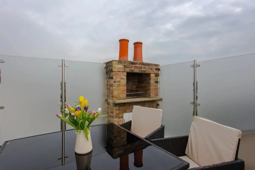Bright2 Bedroom Apartment With Roof Terrace in Wimbledon