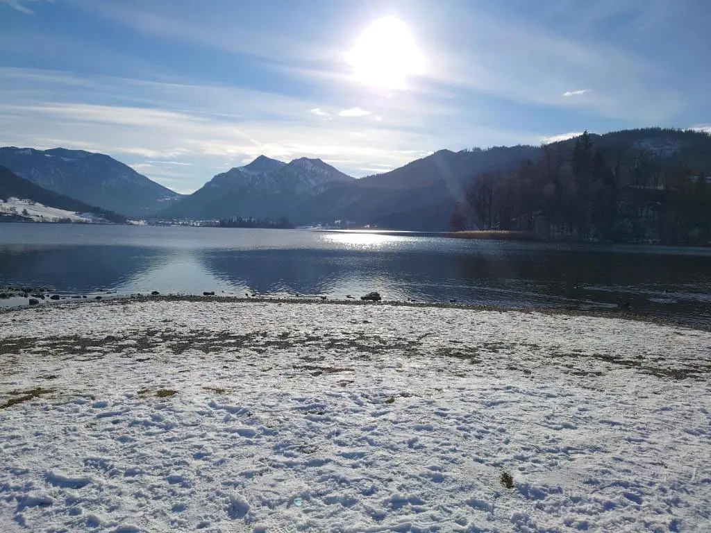 VIP Deluxe 107qm auf zwei Etagen 1 Dopplezimmer EG 1 Doppelzimmer auf der Galerie sowie 2 Badezimmer und komplette Küche mit Mikrowelle und Backofen Ideal für 1 bis 6 Gäste Direkter Blick auf Garten und Bergblick Alles nur nicht 0815