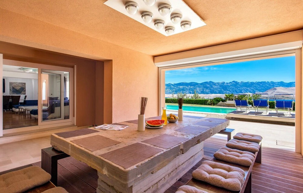 5 Bedroom Awesome Home In Pag