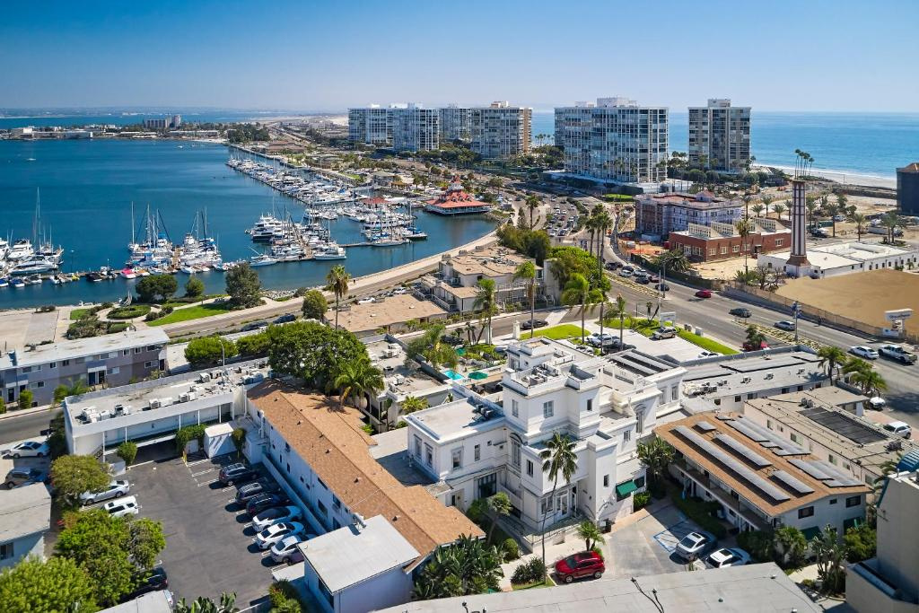 Glorietta Bay Inn