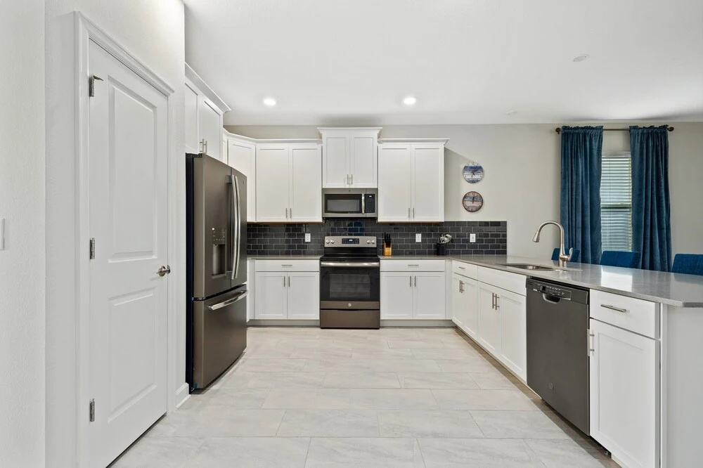Tr_555r Modern Serenity 8 Bedroom Apts