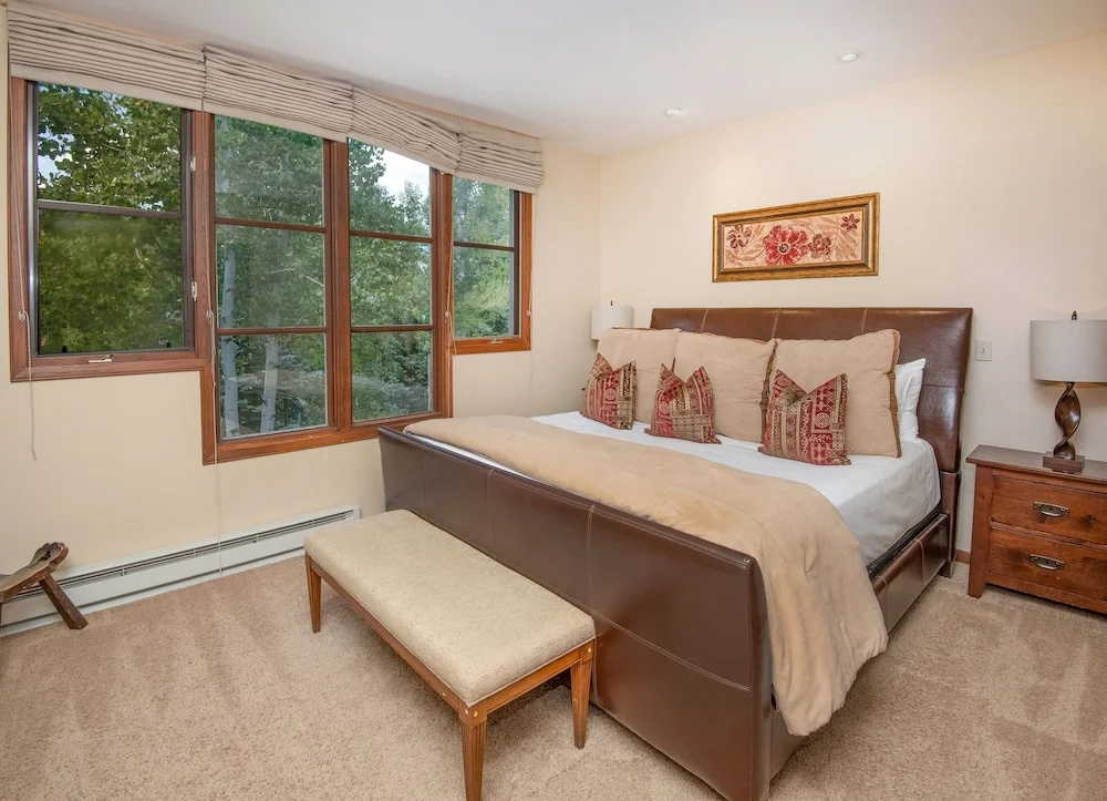 Highlands Slopeside Townhome #18 3 Bedroom Condo by RedAwning