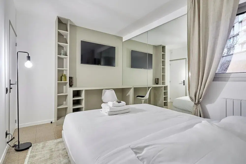 Superb Parisian Apartment / Pere Lachaise