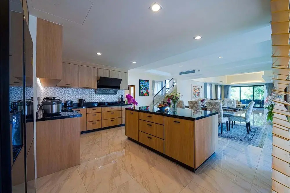 Luxury 5 Bedroom Villa Close to Beach SRS