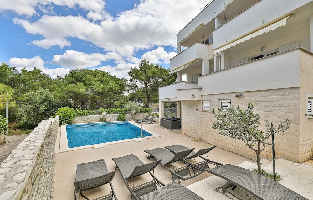 8 Bedroom Gorgeous Home In Okrug Donji