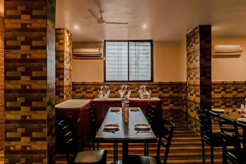 OYO 23501 Log Inn Plaza