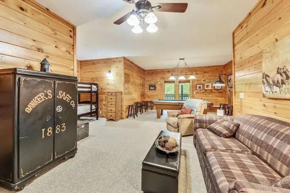 Horsin Around 3 Bedroom Cabin by Redawning