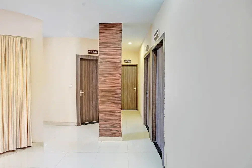 FabHotel Paras Palace - Sant haridas railway station