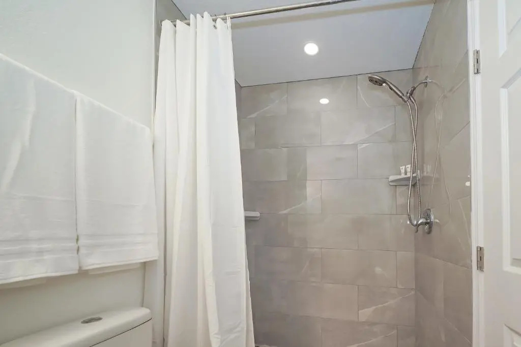 Modern & Fresh - Less than 3 miles to the Beach!