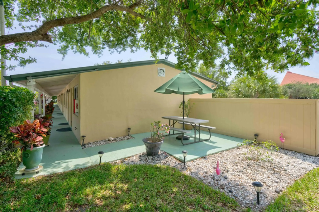 Tequesta Palms Inn