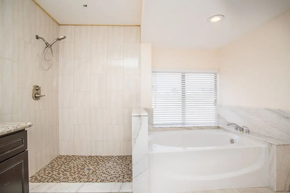 10B 9BA Mansion Sleeps 22 with Pool&Spa