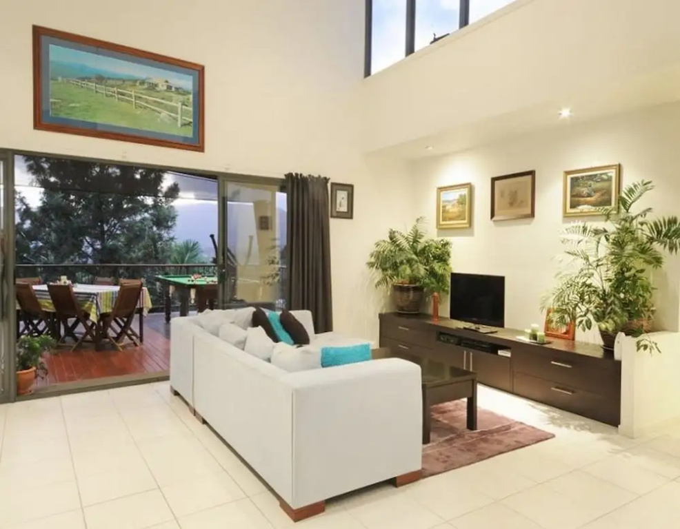 Hilltop Views - Cannonvale