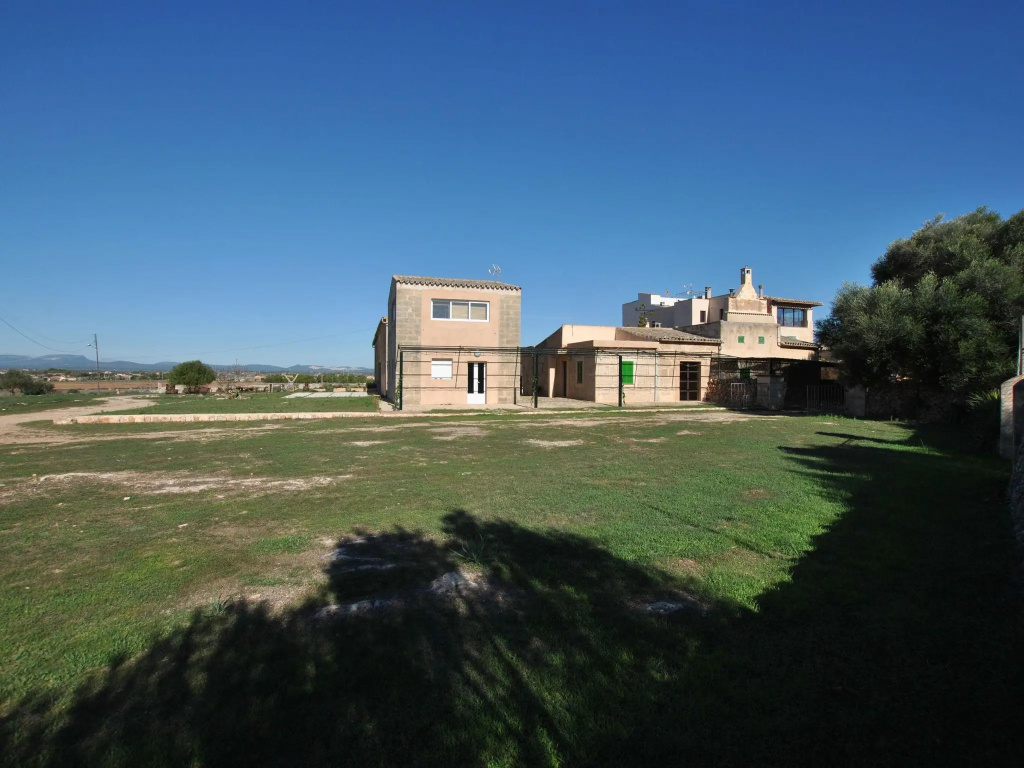 Simple house in super location with private access to the most beautiful beach.