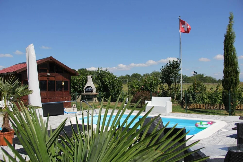Studio in Bevaix, With Pool Access, Enclosed Garden and Wifi