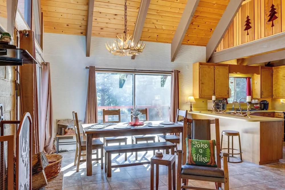 13 Mi to Skiing: Long Barn Family Cabin