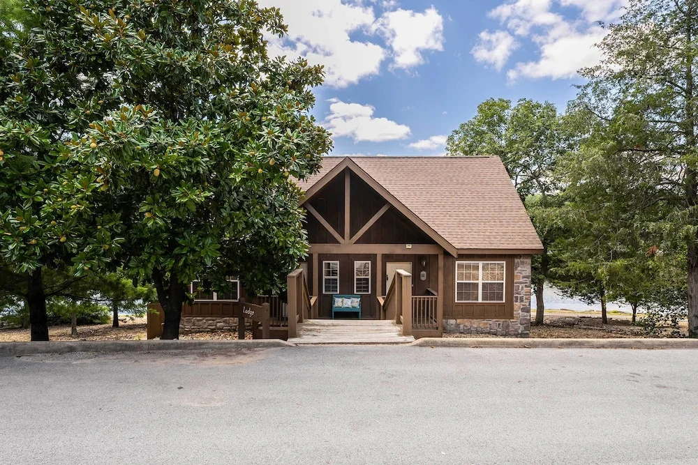 Lakefront Branson Cabin: 6 Mi to Branson Strip!