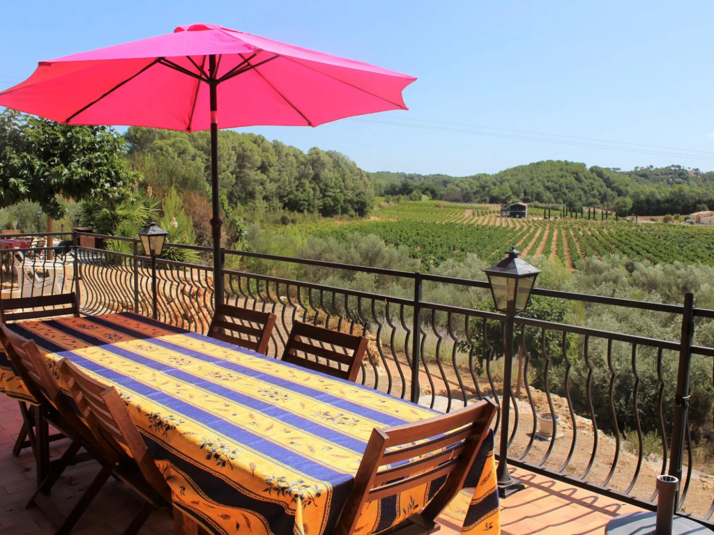 Villa in Provence With Pool and Vineyard Views