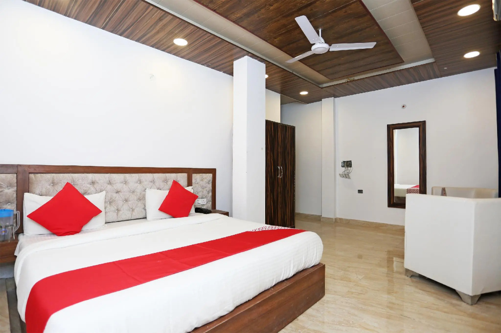 Capital O 15566 Hotel Rosewood Inn