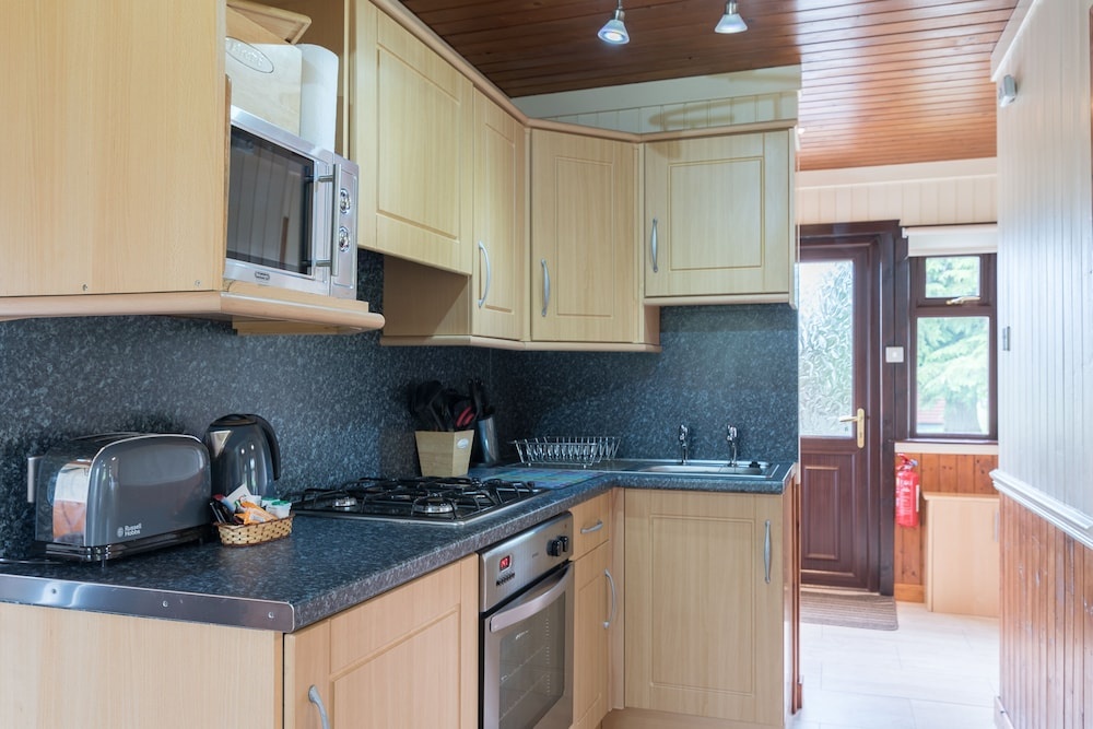 Conifer Lodge 8 With Hot Tub, Newton Stewart