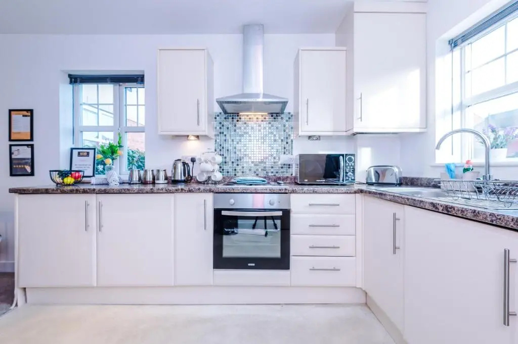 Modern 4-Bed Townhouse in Crewe by 53 Degrees Property, Ideal for Contractors & Business, FREE Parking - Sleeps 8