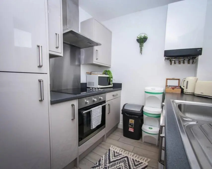 No15 Luxe Living Elegant City Home-1 Bed-Garden-Wifi-Private Parking-Beach-City