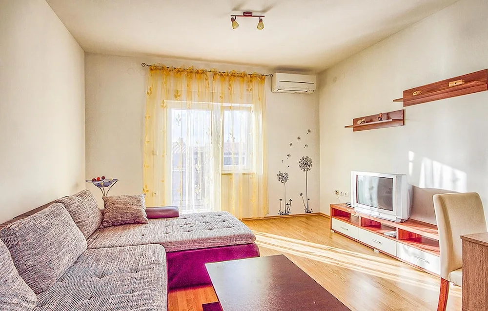 Beautiful Apartment in Valbandon With Wifi and 2 Bedrooms