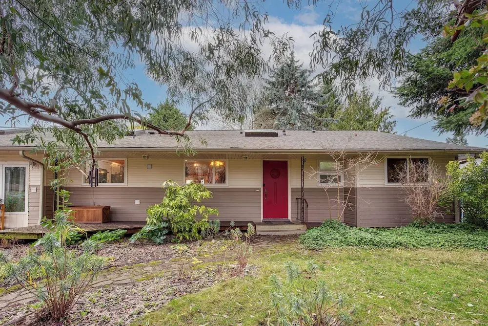 8 Mi to Lumen Field: Seattle Area Home w/ Backyard