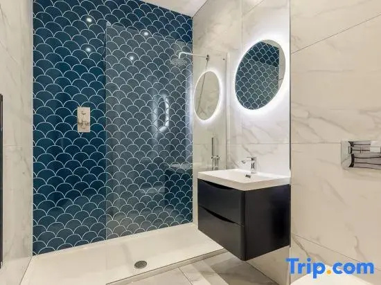 Gorgeous Beach-Front 2-Bed Apt w/ Free Gym & PKG